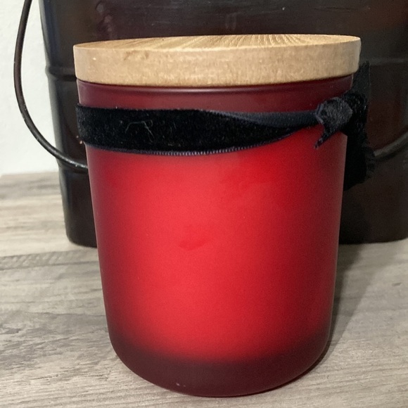 NEW DW HOME BLOOD RED VELVET JAR CANDLE WITH BLACK VELVET FLOWER - Picture 4 of 8